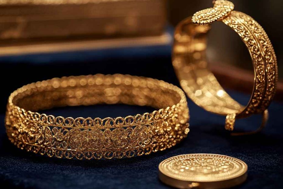 22k gold jewelry with intricate designs alongside 24k gold traditional pieces, highlighting the differences in purity and appearance.